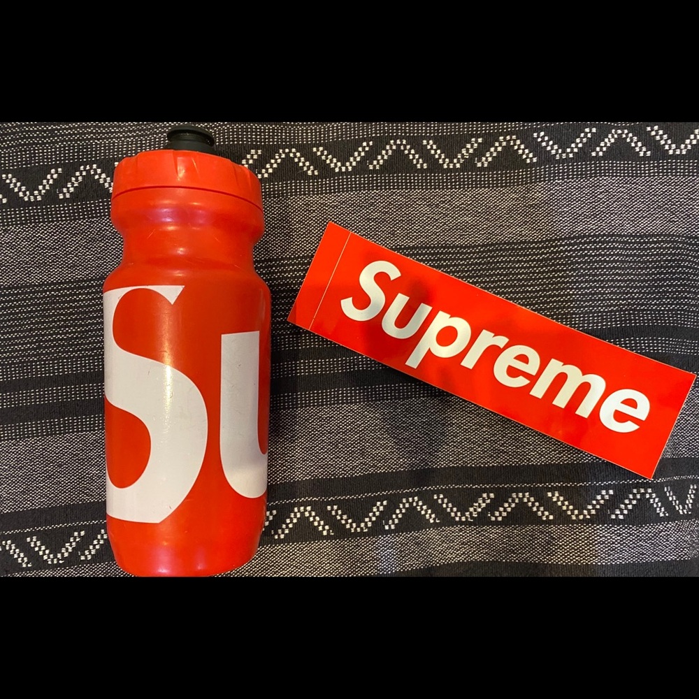 SUPREME WATER BOTTLE (100% AUTHENTIC)